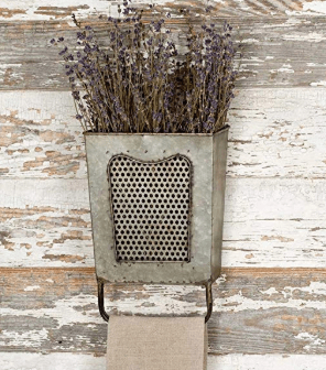 decorating a farmhouse bathroom